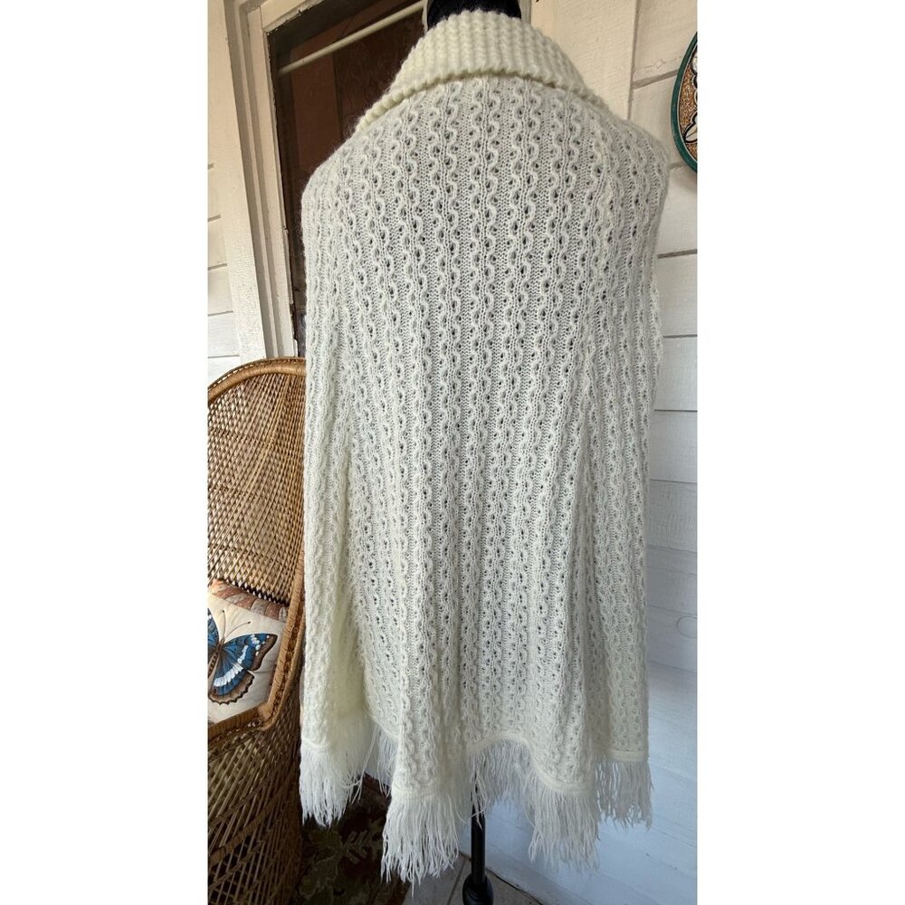 Vintage 70's Cable Knit White Acrylic Button up Fringed Poncho Cape One Size - Picture 9 of 11